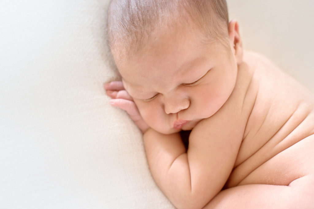 photographe-bebe-seance-personalisee-sur-mesure-experience-nouveau-ne-paris-orleans-basile-et-capucine